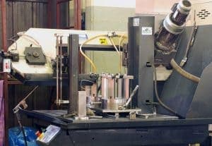 MACCHINA AUSILIARIA TRONCATRICE A NASTRO MODIFICATA CON PIATTAFORMA GIREVOLE CHE CONSENTE IL TAGLIO IN VARIE GRADAZIONI 180°/60°/90°